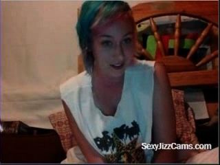 Camgirl Flashes Titties On Cam